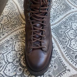 The Danner Canadian 10” Gortex boot in men’s size 9 with 600 gram insulate.
